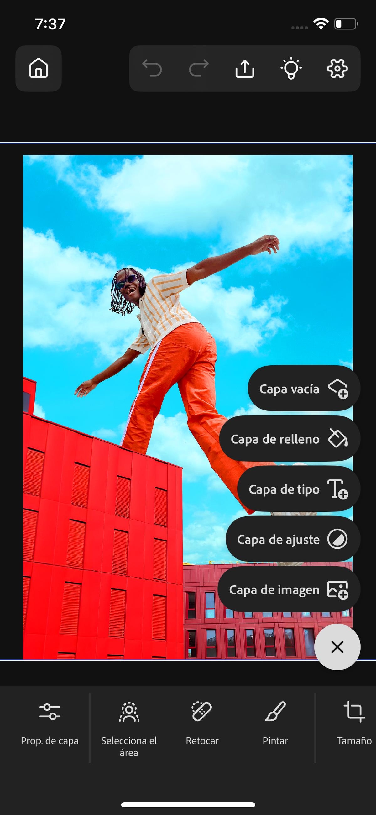 El menú Añadir capa está abierto y se muestran las opciones para añadir una capa vacía, de ajuste, de texto y mucho más. 