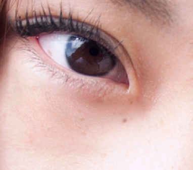 Contour inférieur de l’œil gauche corrigé dans PS CC 2015.1 à l’aide de l’outil Pièce (Diffusion 6)