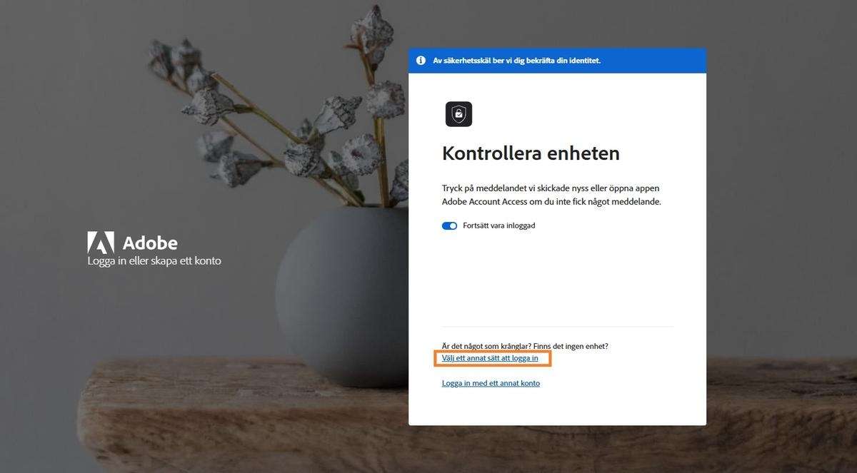 Adobe-inloggningssidan med fönstret Kontrollera din enhet, där Välj ett annat sätt att logga in är markerat.