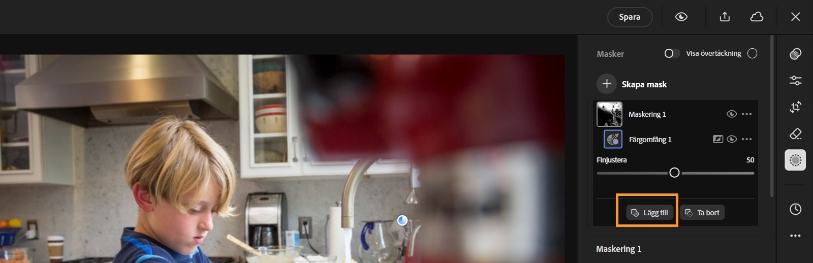 Verktygspanelen Mask visas med alternativet Lägg till markerat. I panelen finns också alternativ för Visa övertäckning, Skapa mask och Ta bort mask. Reglaget Finjustera är inställt på 50.