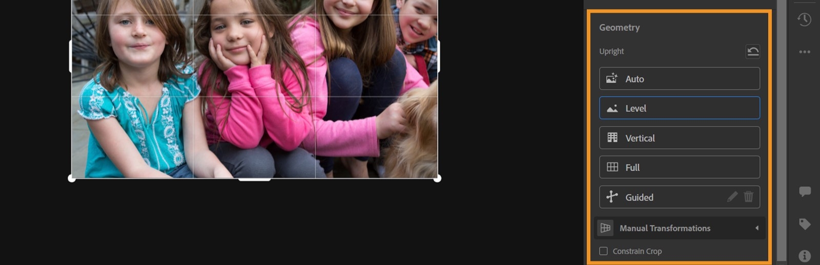 Geometri är markerat i panelen Beskära och rotera där olika Upright-alternativ som Auto, Nivå, Vertikalt, Fullständigt och Med stödlinjer visas.