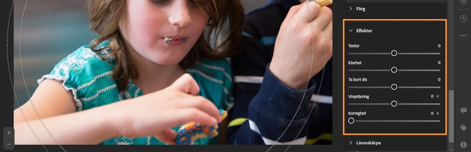 Olika reglagealternativ som Textur, Klarhet, Ta bort dis, Vinjettering och Korn visas.